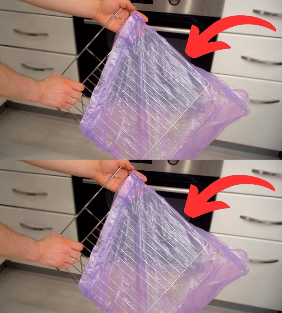 No need to scrub, put the oven rack in a bag: it becomes like new again