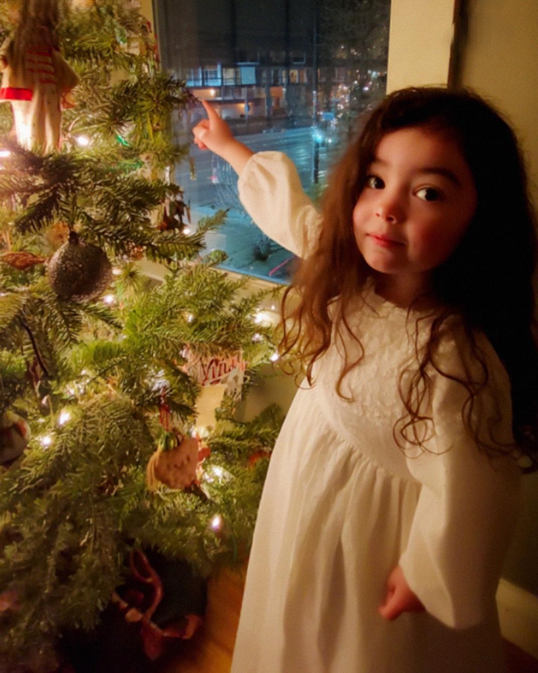 My Daughter Died Two Years Ago – Then, on Christmas Eve, My Granddaughter Pointed at the Window and Said, Grandpa, Look! Mommys Back!